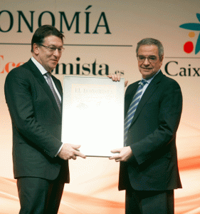 Entrega premio la noche de la economía